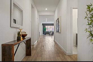 5720 Alloway St in Sacramento, CA - Building Photo - Building Photo