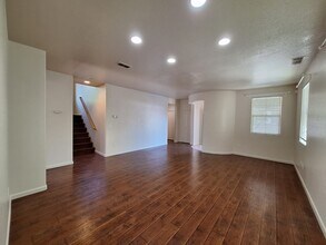 5066 Trouville Ln in Sacramento, CA - Foto de edificio - Building Photo