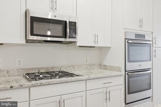 13724 Neil Armstrong Ave in Herndon, VA - Building Photo - Building Photo