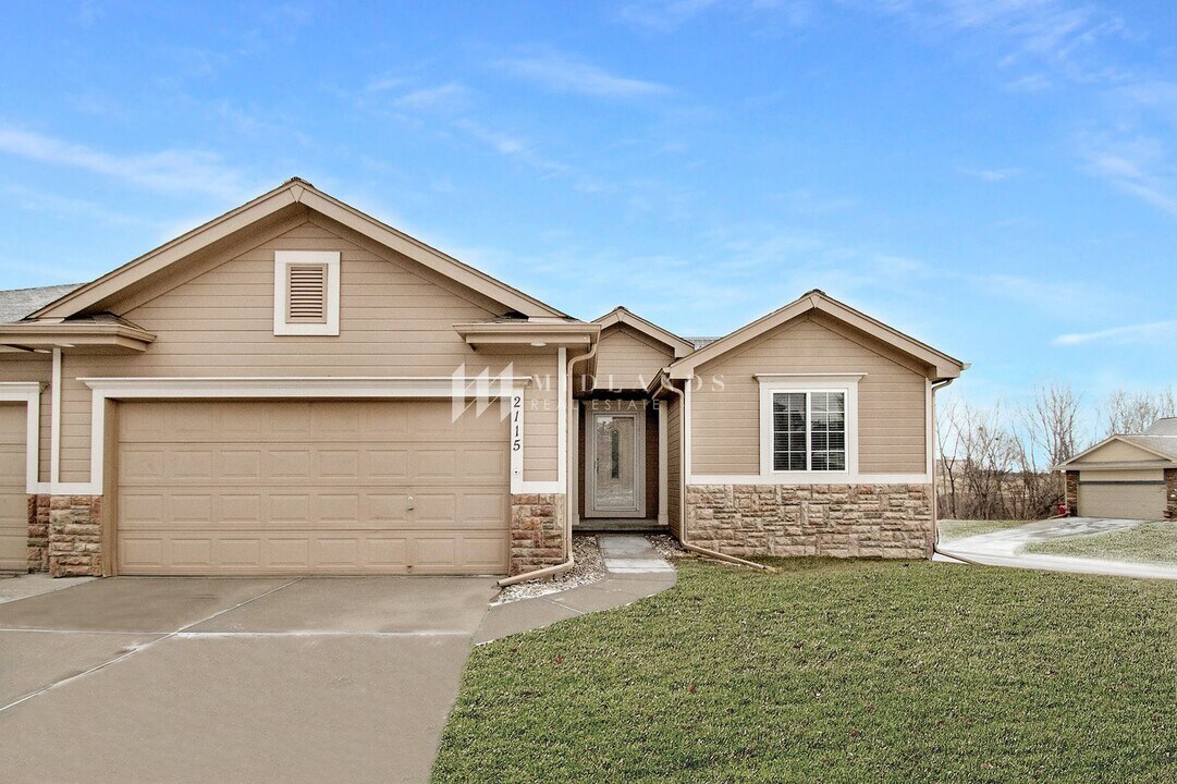 2115 S 197th St in Omaha, NE - Building Photo