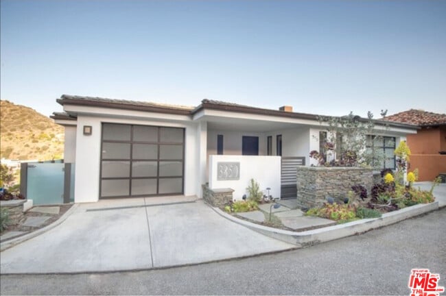 3850 Rambla Orienta in Malibu, CA - Building Photo - Building Photo