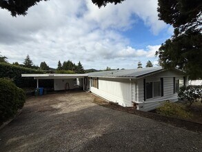 1025 Scott Terrace in Reedsport, OR - Building Photo - Building Photo