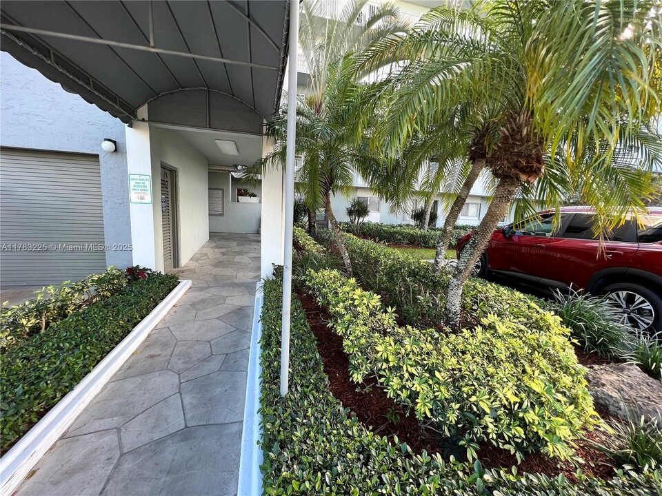 2220 N Cypress Bend Dr in Pompano Beach, FL - Foto de edificio