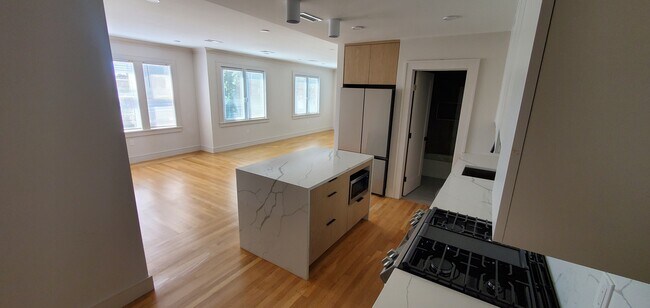 18 Grampian Way, Unit 1 in Boston, MA - Building Photo - Building Photo