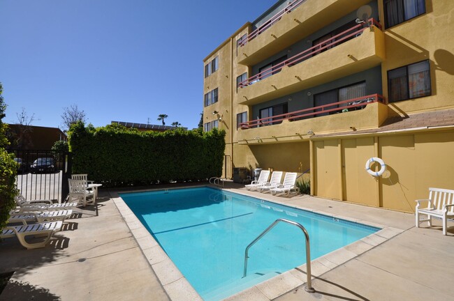 11760 Hamlin St, Unit 201 in Los Angeles, CA - Foto de edificio - Building Photo