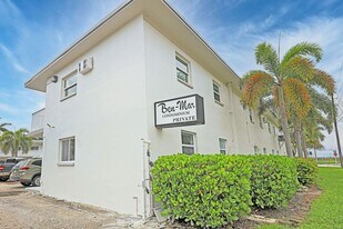 2590 First St in Ft. Myers, FL - Building Photo