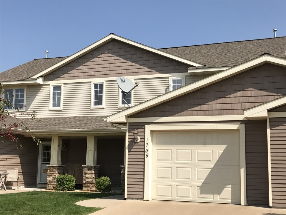 1736 Bennett St, Unit Townhome in River Falls, WI - Building Photo