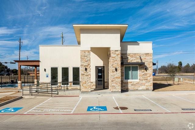 1101 Biloxi Dr in Ennis, TX - Foto de edificio - Building Photo