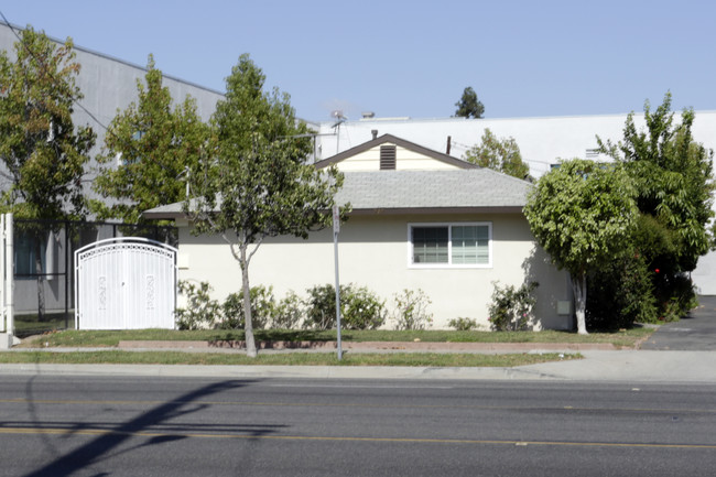 529 W Warner Ave in Santa Ana, CA - Foto de edificio - Building Photo