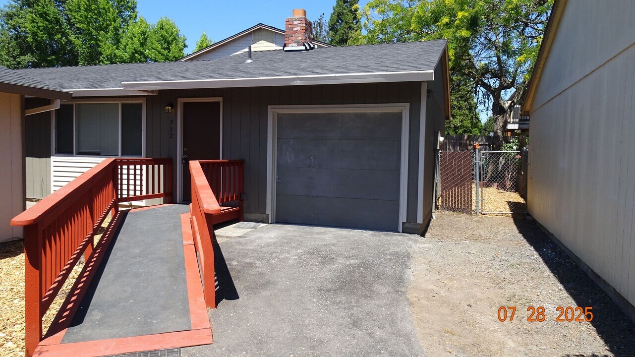 932 NE 21st Ave in Hillsboro, OR - Building Photo