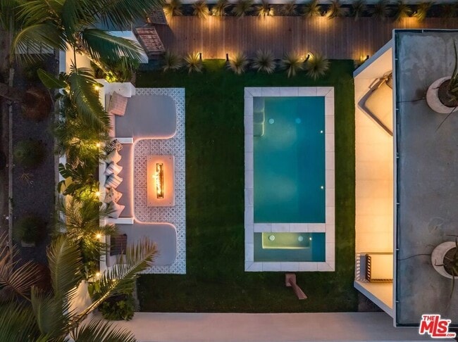 913 Milwood Ave in Los Angeles, CA - Foto de edificio - Building Photo