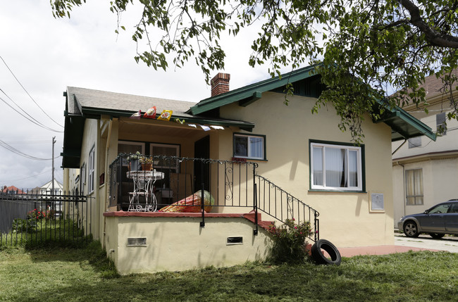 880 36th St in Emeryville, CA - Foto de edificio - Building Photo