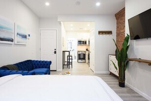 240e E 75th St in New York, NY - Building Photo