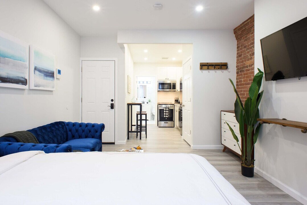 240e E 75th St in New York, NY - Building Photo