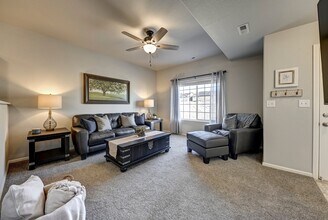 7604 Sand Lake Heights in Colorado Springs, CO - Foto de edificio - Building Photo