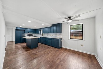 101 Dana Dr in Highlands, TX - Building Photo - Building Photo