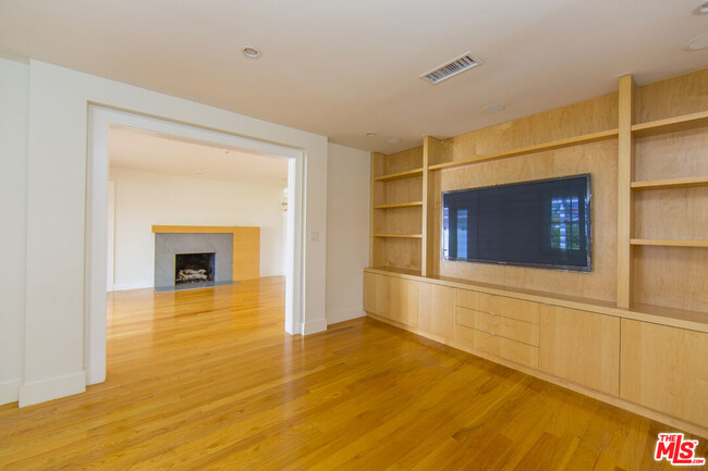 7416 Ogelsby Ave in Los Angeles, CA - Building Photo - Building Photo