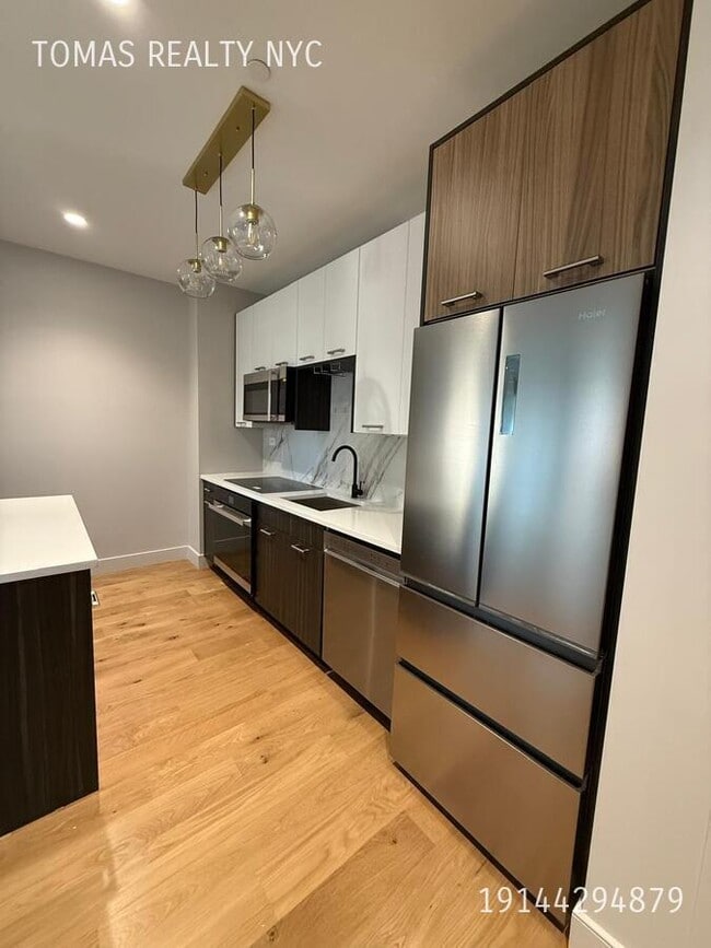 1890 Pelham Pkwy S in Bronx, NY - Building Photo - Building Photo