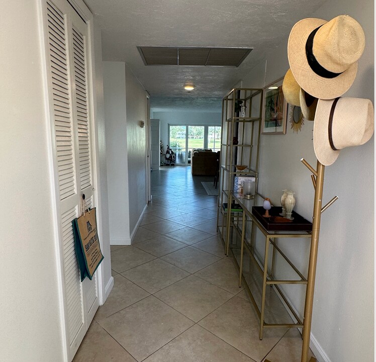7173 W Country Club Dr N, Unit 144 in Sarasota, FL - Building Photo