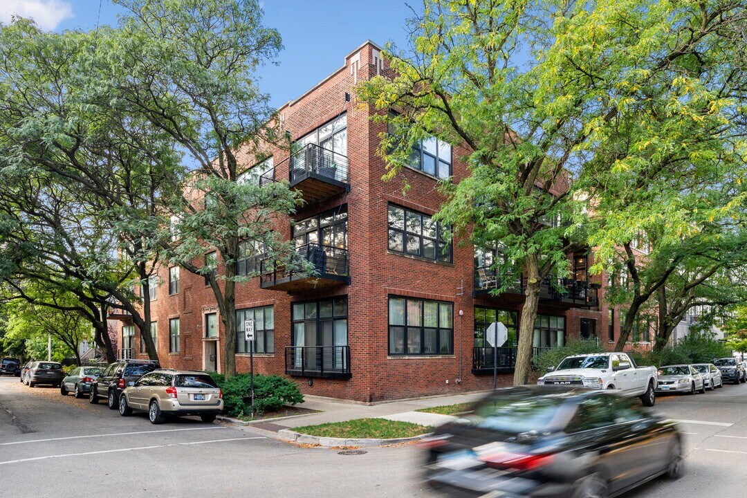 1670 N Claremont Ave in Chicago, IL - Building Photo