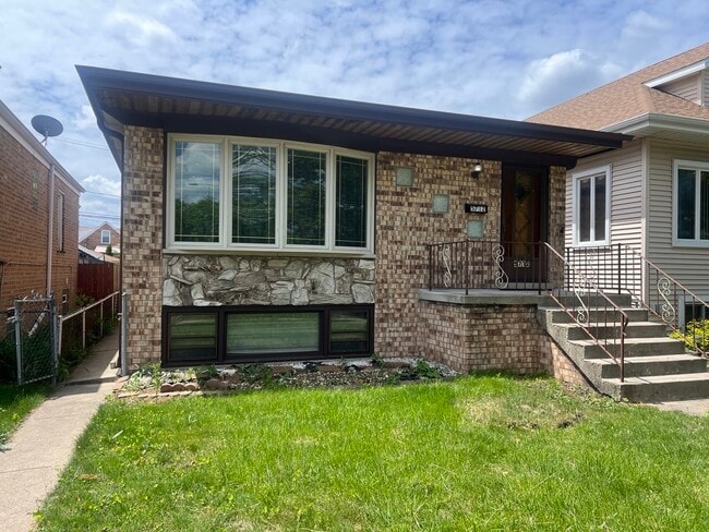 property at 5712 N Avondale Ave
