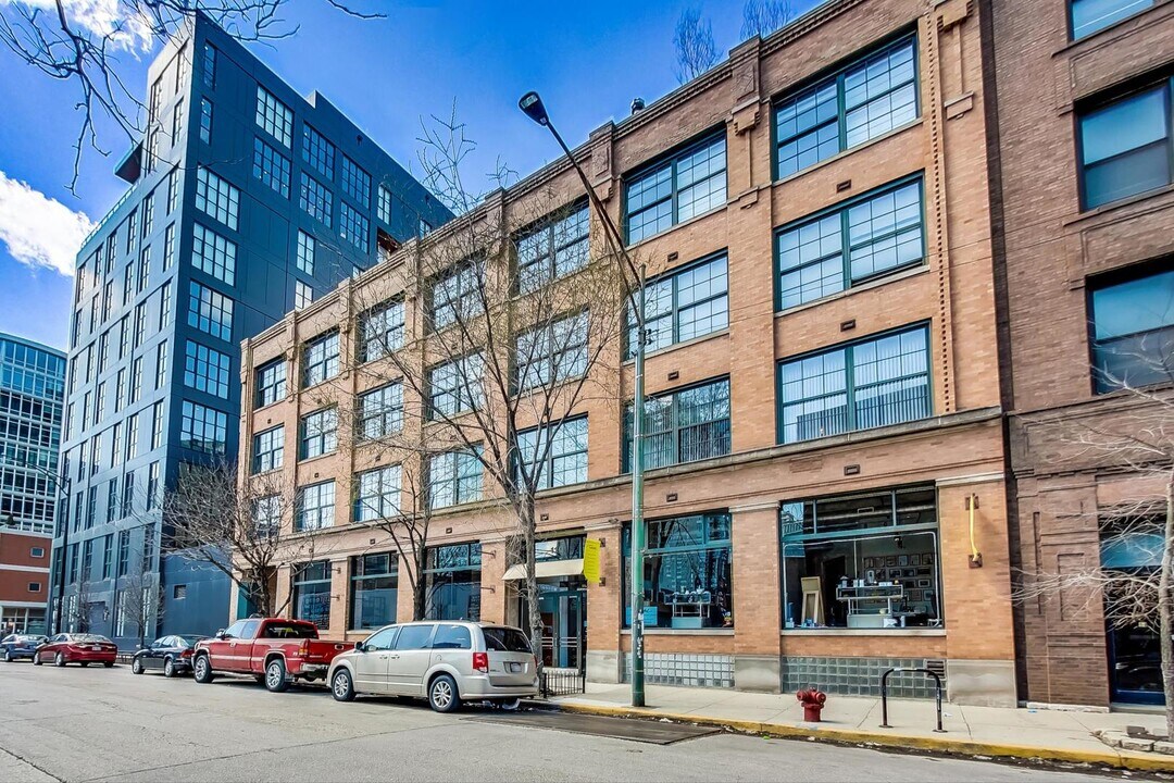 110 N Peoria St in Chicago, IL - Building Photo
