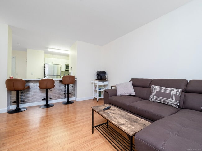 300 Broad St in Stamford, CT - Building Photo - Building Photo