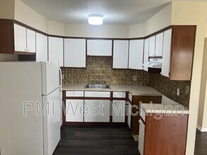 6063 In the Pines Dr SE in Grand Rapids, MI - Building Photo - Building Photo