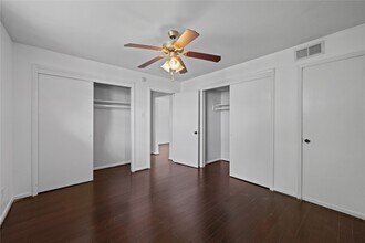 5123 Del Monte Dr in Houston, TX - Building Photo - Building Photo