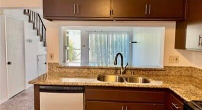 1107 W Francis St in Ontario, CA - Foto de edificio - Building Photo