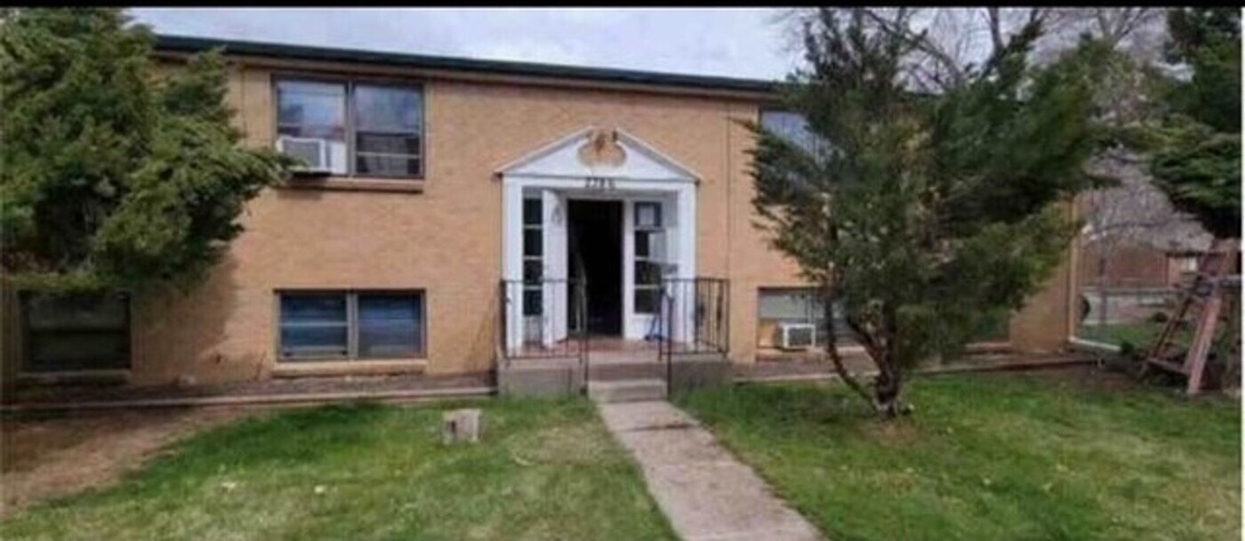 2386 S Linden Ct in Denver, CO - Foto de edificio