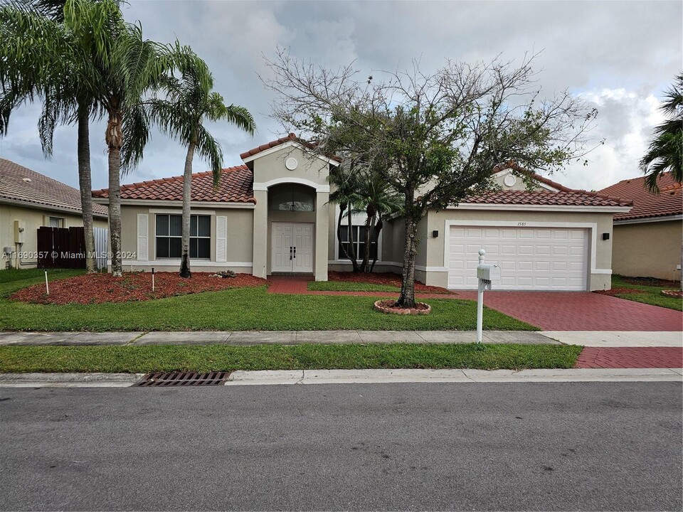 1585 SW 191st Ave in Pembroke Pines, FL - Foto de edificio