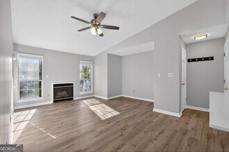 423 Granville Ct in Atlanta, GA - Foto de edificio - Building Photo