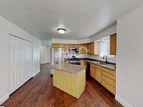 2785 W 5350 S in Roy, UT - Foto de edificio - Building Photo