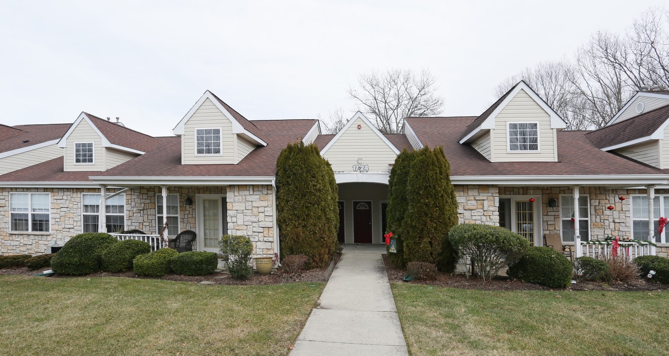 Eagle View Court 55+ Community in Middle Island, NY - Building Photo