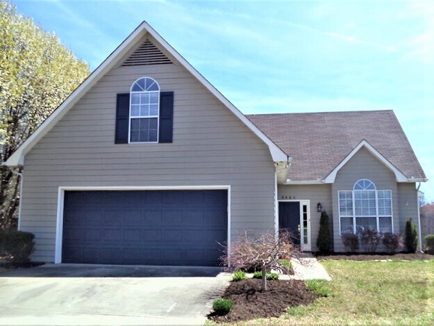 8424 Foxworth Trl in Powell, TN - Building Photo