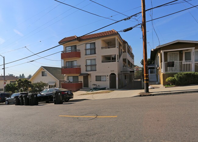 943 Centennial St in Los Angeles, CA - Foto de edificio - Building Photo