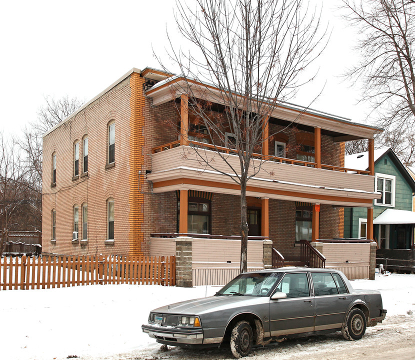 211 Grotto St in St. Paul, MN - Building Photo