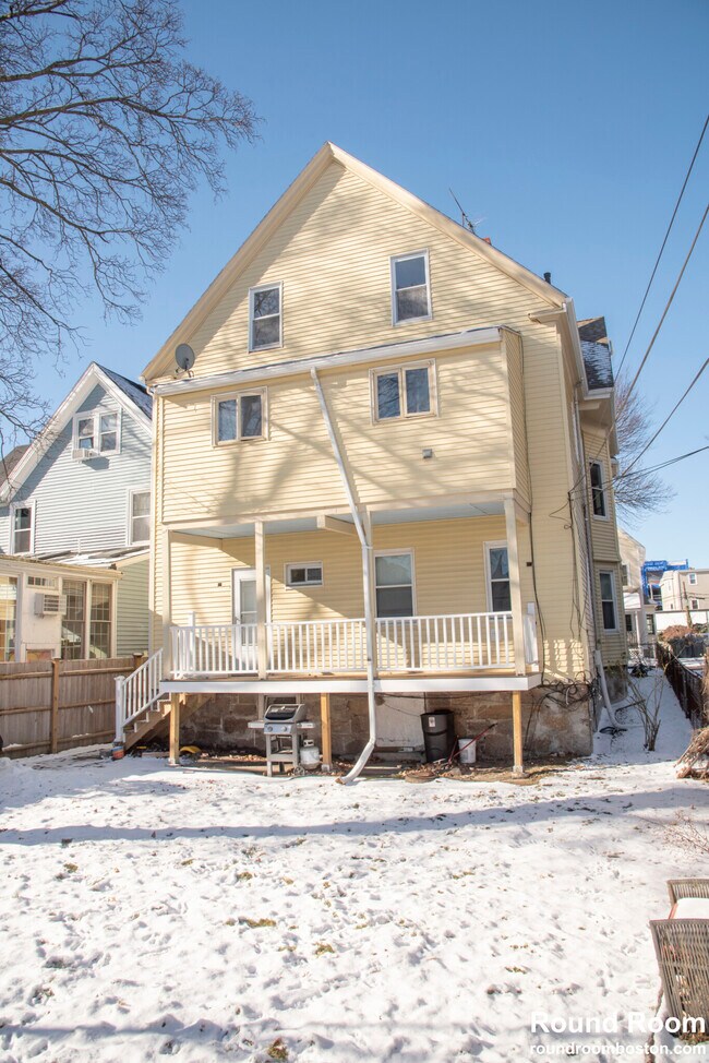 74 Auckland St, Unit 1 in Boston, MA - Foto de edificio - Building Photo