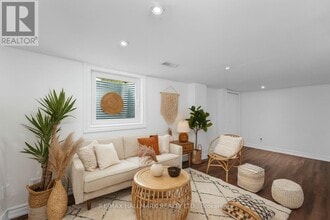 412 Coxwell Ave in Toronto, ON - Building Photo - Building Photo