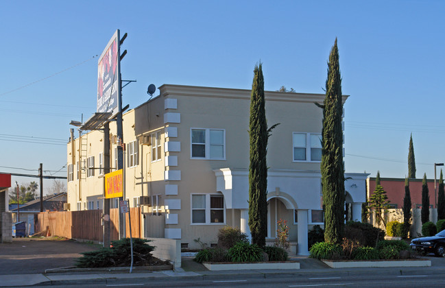 Sutterville Apartments in Sacramento, CA - Building Photo - Building Photo