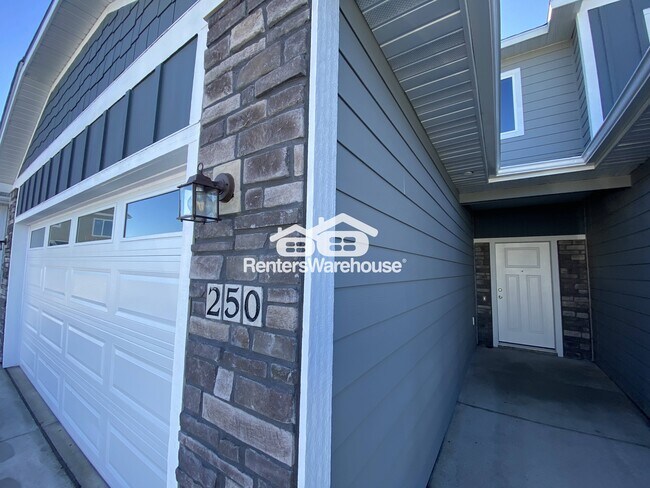 250 NW Greenway Pl in Waukee, IA - Building Photo - Building Photo