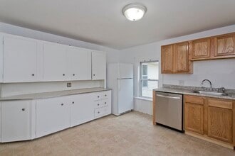 18 Bates St-Unit -2-FL Front in Westfield, MA - Building Photo - Building Photo