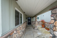 17131 Autumn Cir in Huntington Beach, CA - Foto de edificio - Building Photo