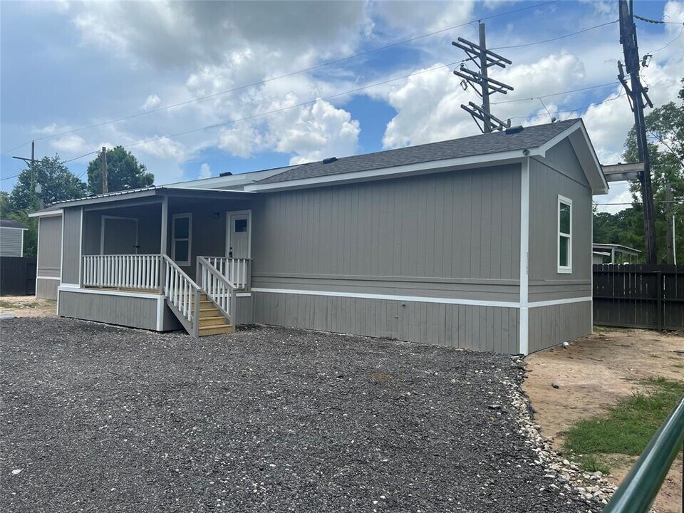 21188 Russell Dr in New Caney, TX - Foto de edificio