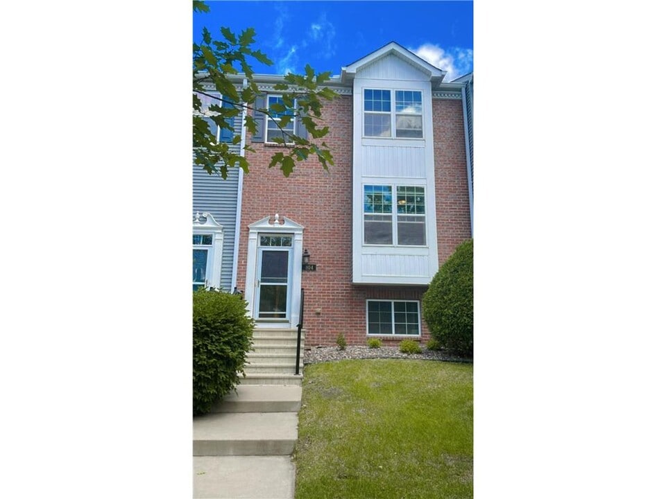 804 Village Pkwy in Circle Pines, MN - Building Photo
