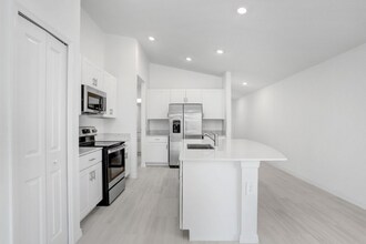 11545 Radiant Shr Lp in San Antonio, FL - Building Photo - Building Photo