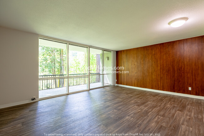 Bay Roc Apartments in Lake Oswego, OR - Building Photo - Building Photo