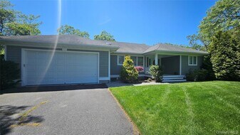 11 John St in Westhampton Beach, NY - Building Photo