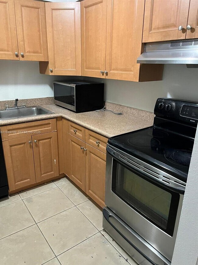 5221 Geneva Ct in Doral, FL - Building Photo - Building Photo